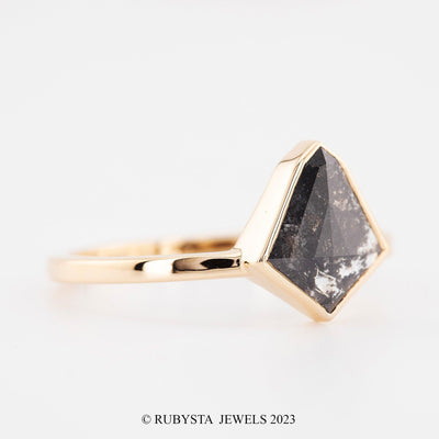 Engagement ring, Bezel setting ring, Kite diamond ring, Jewelry - Rubysta jewels - Rubysta