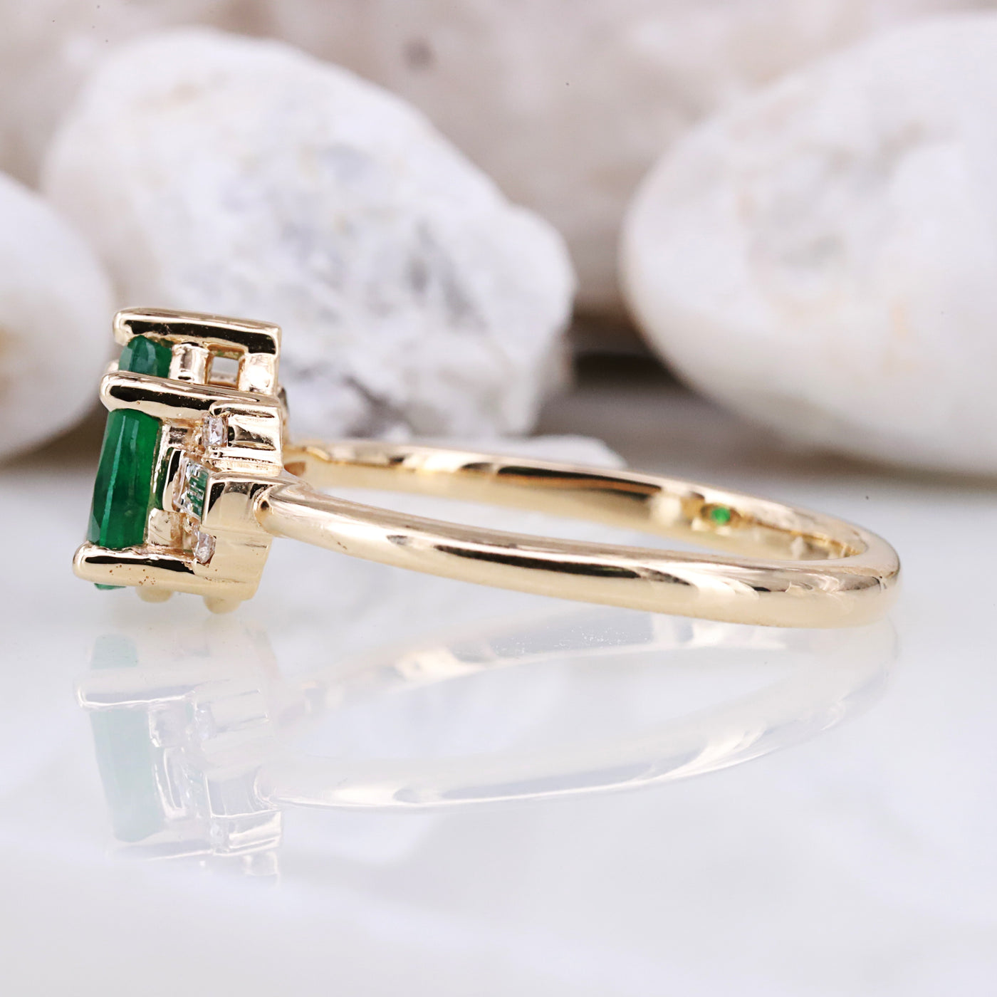 Stunning Natural Pear Shaped Emerald & Diamond Engagement Ring - Unique and Elegant Design, Perfect for any Occasion Wedding Proposal Ring