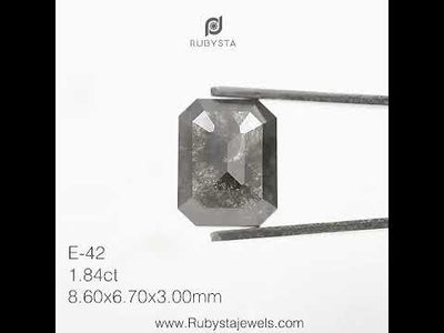 E42 - Salt and pepper emerald diamond